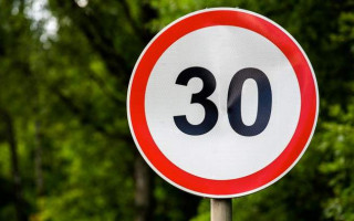 На мосту через річку Либідь у Києві ввели обмеження ваги та швидкості для транспорту