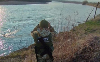 Двоє ухилянтів заплатили по $10 000 за гумовий човен з одним веслом, щоб перепливти Тису – відео