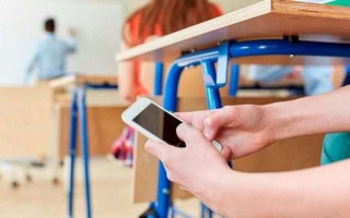 У Фінляндії хочуть заборонити учням користуватися телефонами на уроках