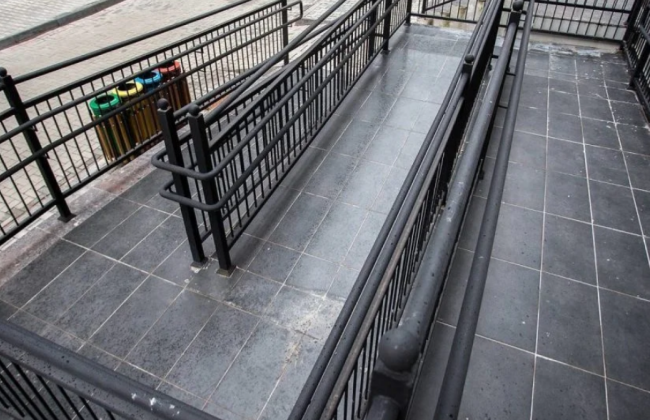 Чтобы создать на придомовой территории пандус, необходимо согласие совладельцев дома – Верховный Суд