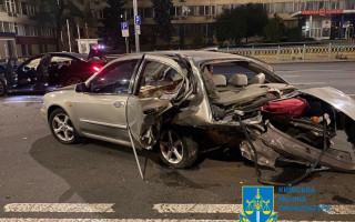 На Печерську 22-річний нетверезий керманич BMW влетів в автомобіль, що зупинився для розвороту