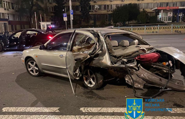 На Печерске 22-летний нетрезвый водитель BMW влетел в автомобиль, остановившийся для разворота