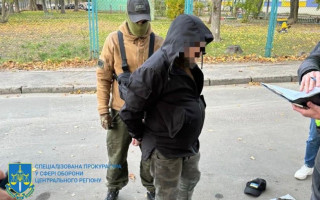 Посадовець Подільського ТЦК погорів на хабарі — отримав від адвокатки $5000 за «потрібне» рішення