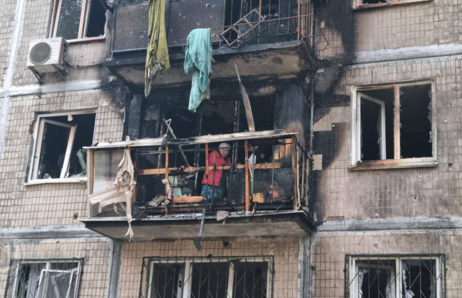 В Соломенском районе Киева в результате падения обломков дронов занялся пожар в многоэтажке