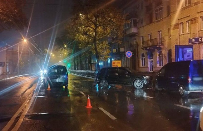 У Рівному водій Audi небезпечно розвернувся і зіткнувся з автомобілем з неповнолітнім керманичем