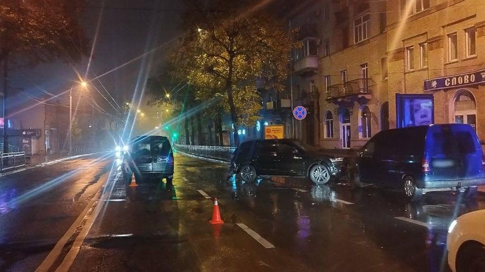 У Рівному водій Audi небезпечно розвернувся і зіткнувся з автомобілем з неповнолітнім керманичем