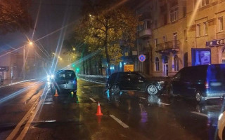 У Рівному водій Audi небезпечно розвернувся і зіткнувся з автомобілем з неповнолітнім керманичем