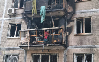 У Соломʼянському районі Києва внаслідок падіння уламків дронів зайнялася пожежа у багатоповерхівці