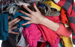 У Києві, поки жінка приміряла одяг у секонд-хенді, її власне пальто уже продали