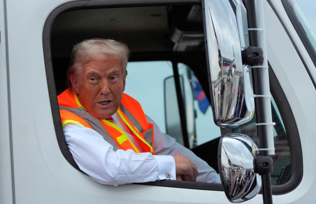 Дональд Трамп оделся на митинг как работник мусоровоза после неосторожной ремарки Джо Байдена