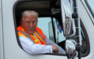 Дональд Трамп вдягнувся на мітинг як працівник сміттєвоза після необережної ремарки Джо Байдена