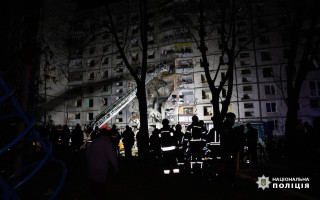 Россияне ударили КАБом по многоэтажке в Харькове, под завалами ищут людей