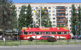 Дитячий трамвай біля McDonald's на Солом’янці відправили на металобрухт