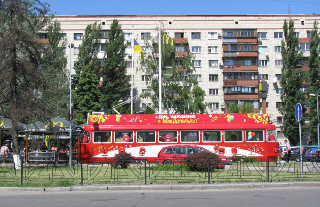 Дитячий трамвай біля McDonald's на Солом’янці відправили на металобрухт