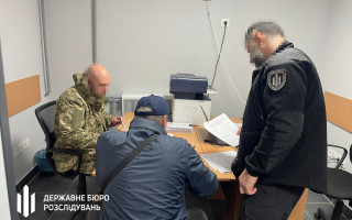 ДБР викрило полковника, який незаконно оформив бойові виплати для дружини, що не служила