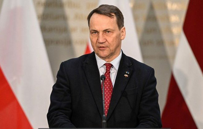 Сикорский ответил Зеленскому по поводу МиГов: Мы пытаемся помочь, но мы также являемся прифронтовой страной