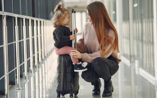 Виїзд матері з дитиною за кордон через війну не може бути розцінений як ухилення від виконання судового рішення — суд