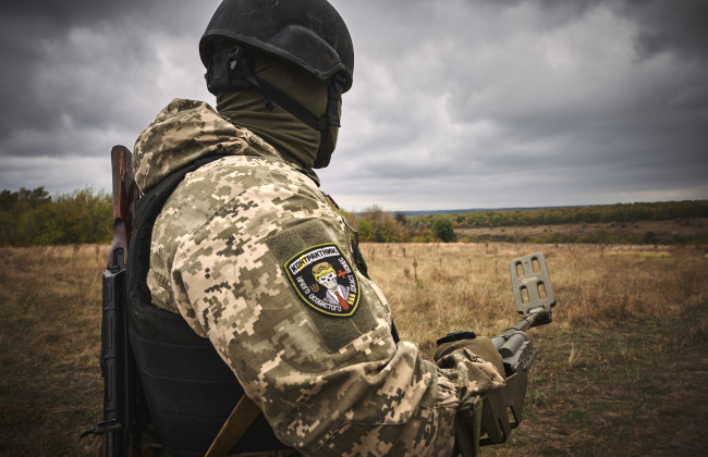 В каком случае военнослужащего по контракту могут понизить в должности и перевести в резерв
