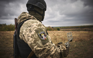 У якому випадку військовослужбовця за контрактом можуть понизити в посаді та перевести у резерв