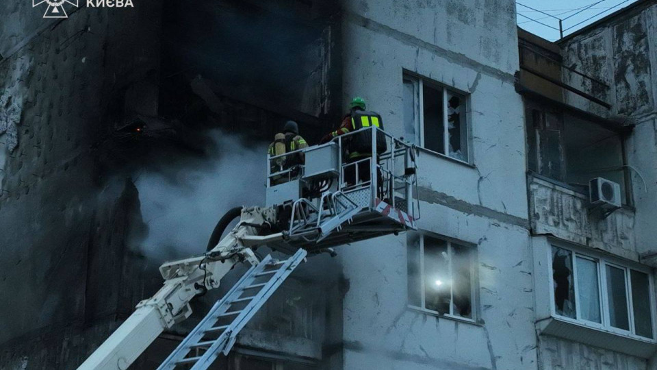 У Святошинському районі Києва через ворожу атаку сталася пожежа в багатоповерхівці, є постраждалі