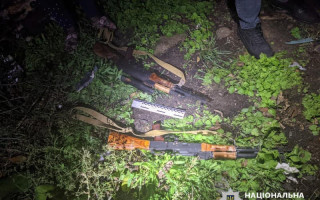 На Одещині затримали чоловіка, який серед ночі гуляв селом з двома автоматами Калашникова