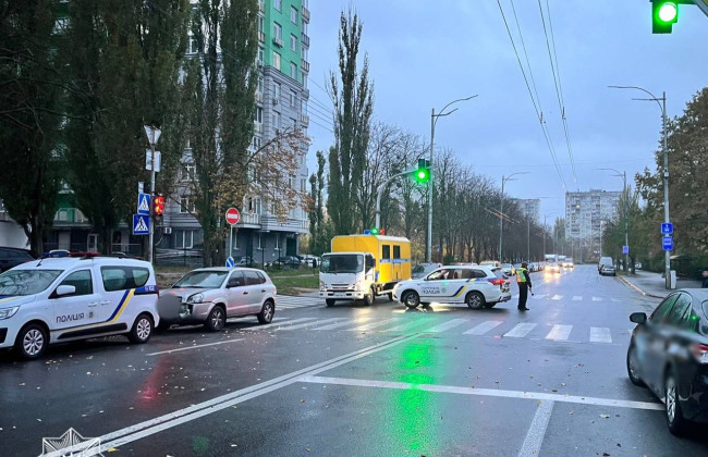 В Святошинском районе из-за ликвидации последствий атаки дронов перекрыто движение на одной из улиц