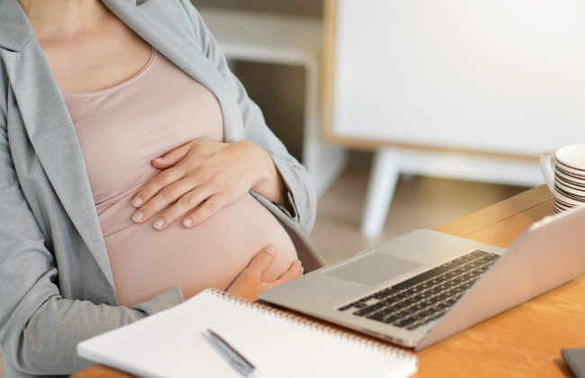 Каким образом предоставляется отпуск по беременности и родам в случае приостановления действия трудового договора