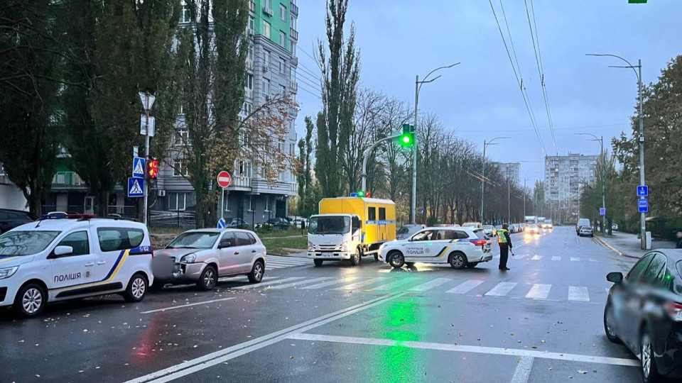 У Святошинському районі через ліквідацію наслідків атаки дронів перекрито рух на одній із вулиць