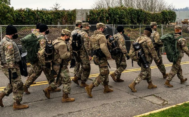 В трех американских штатах военных привели в готовность из-за возможных беспорядков на выборах