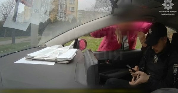 Во Львове нетрезвая водитель въехала в авто патрульных, после чего предлагала им взятку