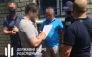 «Закривав» адмінсправи за хабарі — судового розпорядника відправили за ґрати на 4 роки