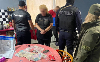 На Закарпатті група осіб у продуктах поставляла наркотики та психотропи у в’язницю