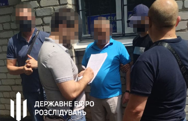 «Закривав» адмінсправи за хабарі — судового розпорядника відправили за ґрати на 4 роки