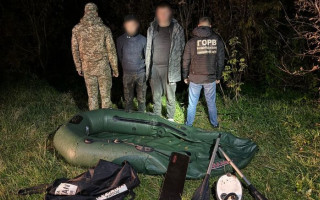 $2000 за «подорож» до Молдови на гумовому човні — затримали ділка та його клієнта