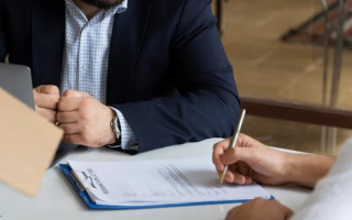 Введение военного положения не освобождает работодателя от ответственности за невыполнение трудовых обязательств перед работником — суд