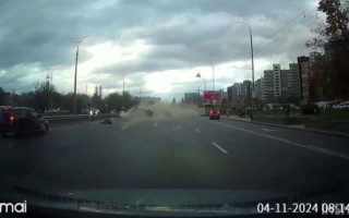 У Києві на Теремках автобус на швидкості протаранив автомобілі та влетів у пішоходів — відео ДТП