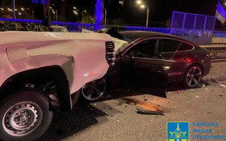У Києві нетверезий водій Audi під час комендантської години влетів у автомобіль військового, фото