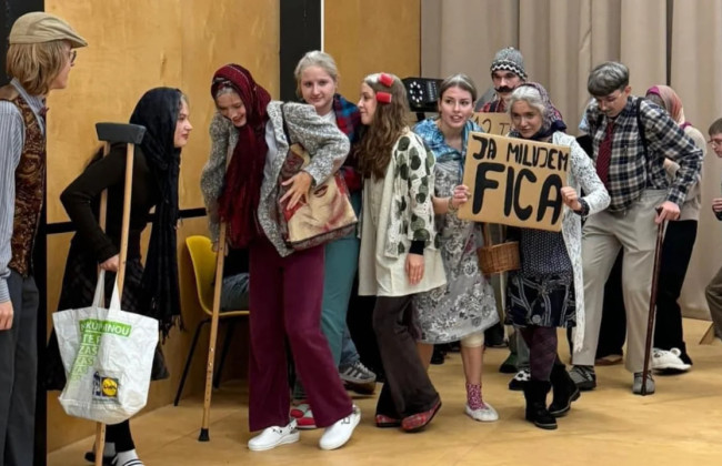 «Политике не место в школах», – в правительстве Фицо отреагировали на вечеринку школьников, которые переоделись в пенсионеров