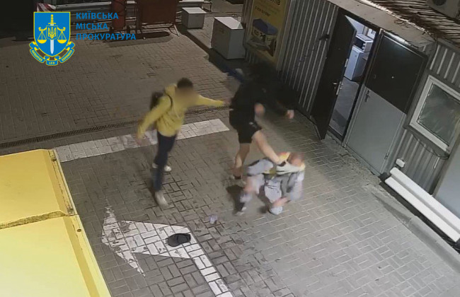 В Киеве будут судить двух парней, которые ночью напали на работника АЗС, который не продал им алкоголь