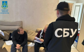 Посадовцям управління Мін’юсту, які за хабарі закривали виконавчі провадження, повідомили про підозру
