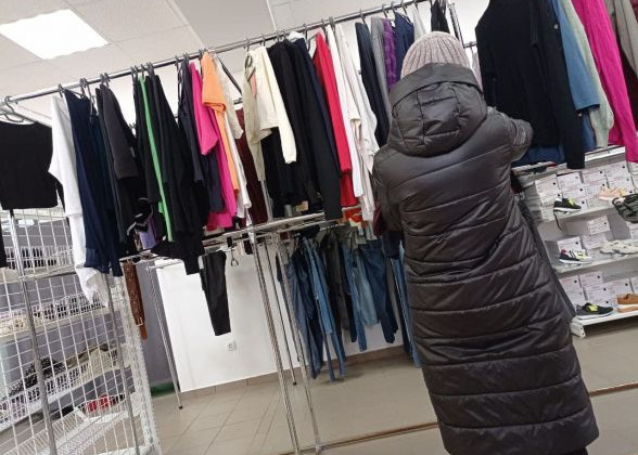 Літня жінка обікрала чоловіка в секонд-хенді, але уникла в'язниці — подробиці справи