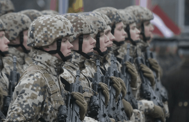 В Латвии могут ввести обязательный призыв женщин в армию с 2028 года