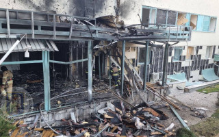 Уламки шахедів впали у шести районах Києва, горіла СТО, багато пошкоджених будинків — фото та відео