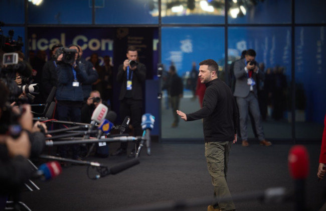 Нам нужно достаточное количество оружия, а не поддержка в переговорах – Владимир Зеленский