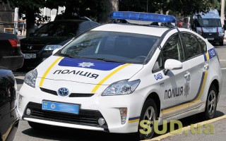 В Одесі невідомі посеред вулиці заштовхали дівчину у авто, відео