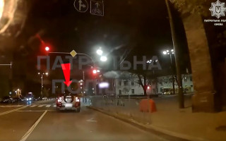 У Києві покарали водія Land Rover, який проїхав на заборонний сигнал світлофора — відео