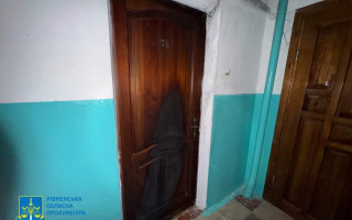 У Рівному юнак на замовлення підпалив двері квартири, де живе матір військового