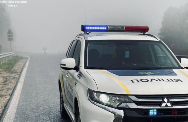 Водителям и пешеходам напомнили правила поведения на дороге во время тумана