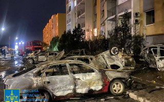 Згорілі авто, зруйновані будинки – фото та відео наслідків ворожої атаки на Одесу