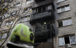 У багатоповерхівці Києва пожежа розповсюдилася на три поверхи, фото